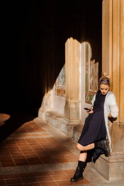 Sonbaharda New York Manhattan Central Park, göl üzerinde köprü. Genç bir kadın New York 'ta bir sonbahar parkında yürüyor..