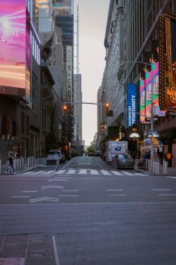New York Manhattan Times Meydanı, reklam pankartları.
