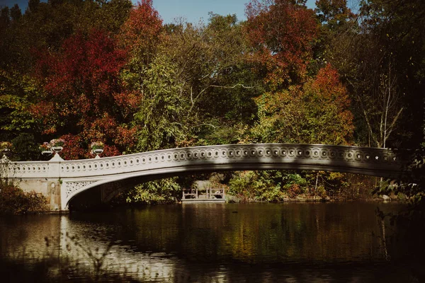 Nueva York Manhattan Central Park Otoño Puente Sobre Lago — Foto de Stock