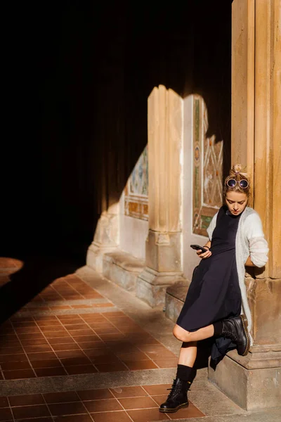 Sonbaharda New York Manhattan Central Park, göl üzerinde köprü. Genç bir kadın New York 'ta bir sonbahar parkında yürüyor..