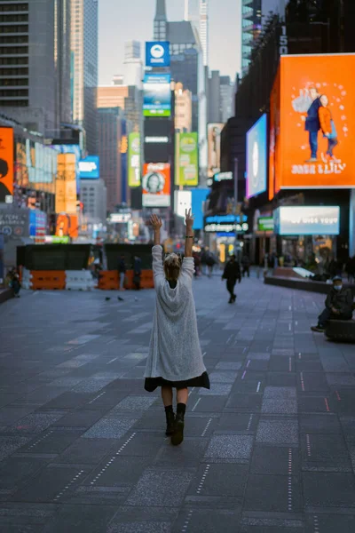 New York Manhattan Times Square Młoda Piękna Kobieta Turystka — Zdjęcie stockowe