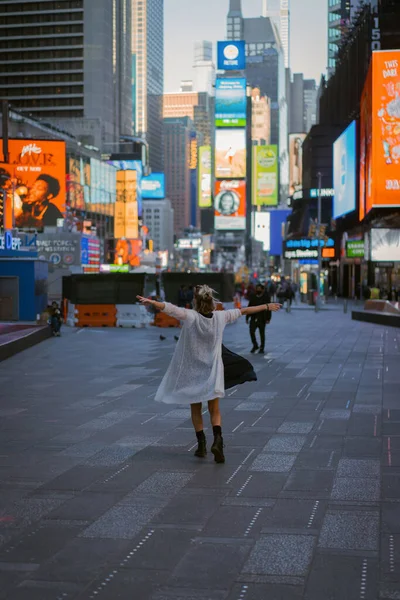Нью Йорк Таймс Сквер Молода Жінка Туристка — стокове фото