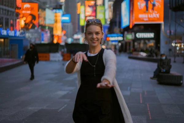 New York Manhattan Times Square Jonge Mooie Vrouw Toerist — Stockfoto