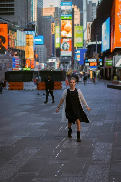 New York Manhattan Times Square Młoda Piękna Kobieta Turystka — Zdjęcie stockowe