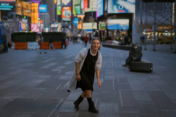 ニューヨーク マンハッタン タイムズ スクエア若い美しい女性観光客 — ストック写真