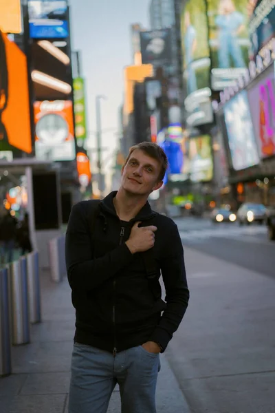 ニューヨーク マンハッタン タイムズ スクエア若い男の観光客 — ストック写真