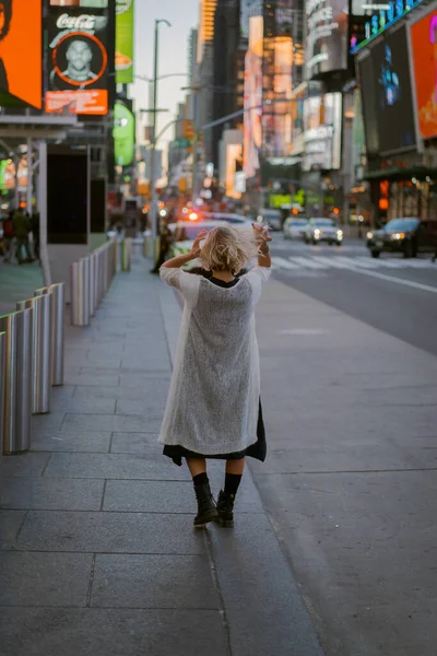 New York Manhattan Times Square Młoda Piękna Kobieta Turystka — Zdjęcie stockowe