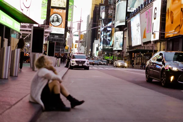 New York Manhattan Times Square Młoda Piękna Kobieta Turystka — Zdjęcie stockowe