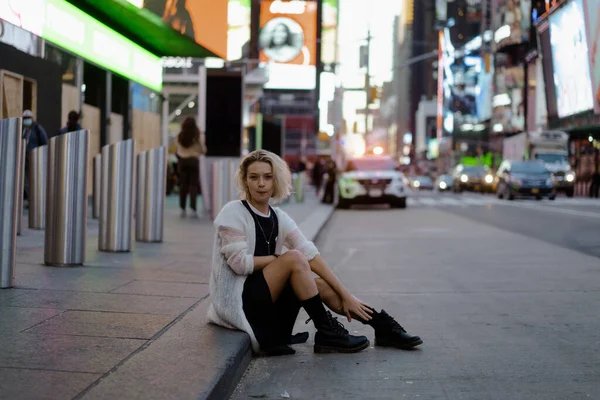 New York Manhattan Times Square Jovem Mulher Bonita Turista — Fotografia de Stock