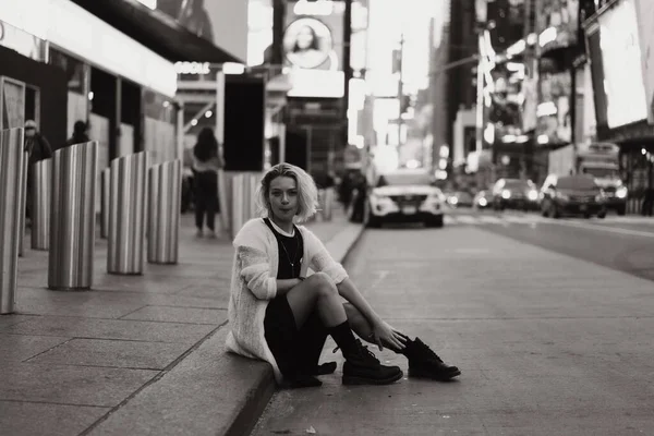 New York Manhattan Times Square Jovem Mulher Bonita Turista — Fotografia de Stock