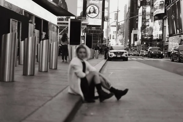 New York Manhattan Times Square Jovem Mulher Bonita Turista — Fotografia de Stock