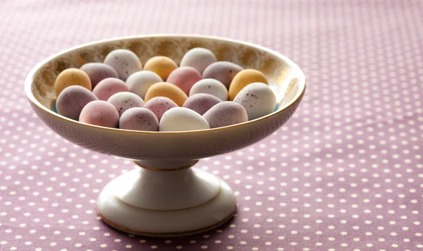 Mini œufs au chocolat dans un bol — Photo