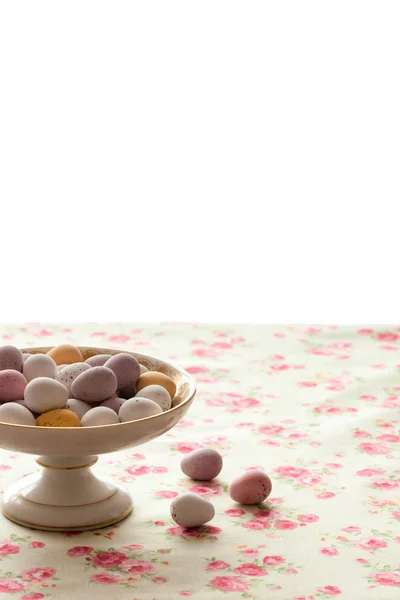 Mini ovos de chocolate em uma tigela — Fotografia de Stock