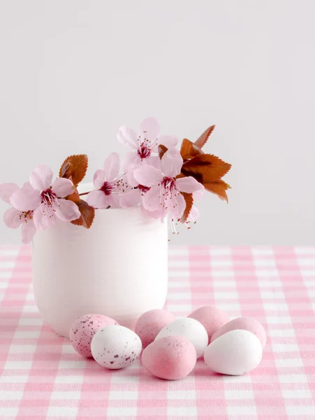 花とチョコレートのミニ卵 — ストック写真