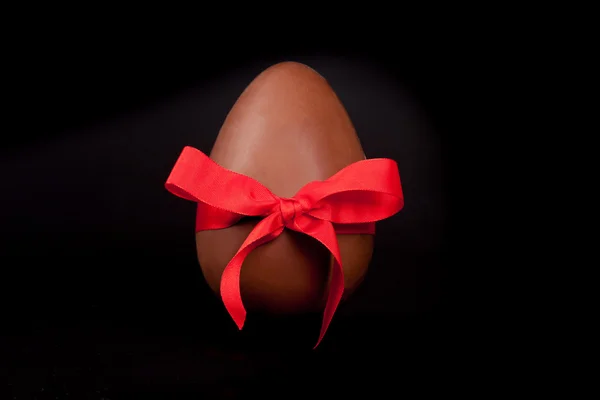 Grande uovo di Pasqua al cioccolato — Foto Stock