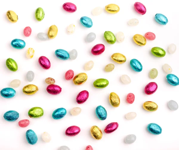 Bovenaanzicht van mini chocolade-eieren en jelly beans — Stockfoto