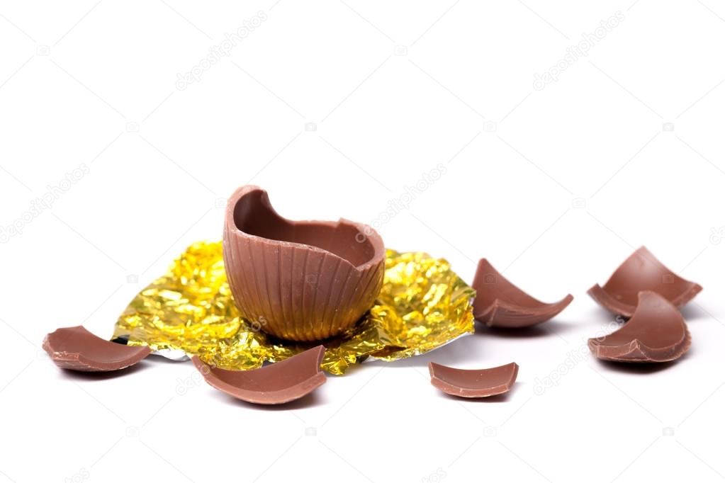 Broken chocolate easter egg — Stock Photo © Capdesign 101772660