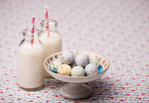 Chocolade paaseieren en melk — Stockfoto