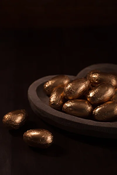Čokoládová mini vajíčka, zabalené v alobalu zlaté — Stock fotografie