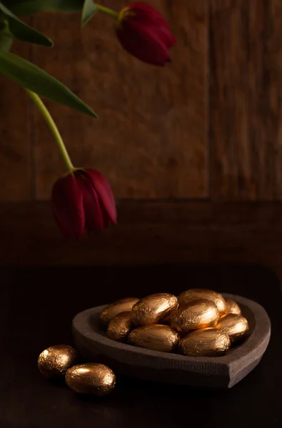 Mini huevos de chocolate, envueltos en papel de oro — Foto de Stock