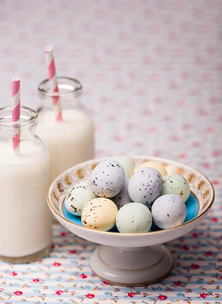 Chocolade paaseieren en melk — Stockfoto