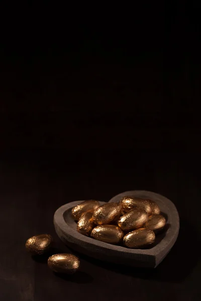 Chocolate mini eggs, wrapped in gold foil — Stock Photo, Image