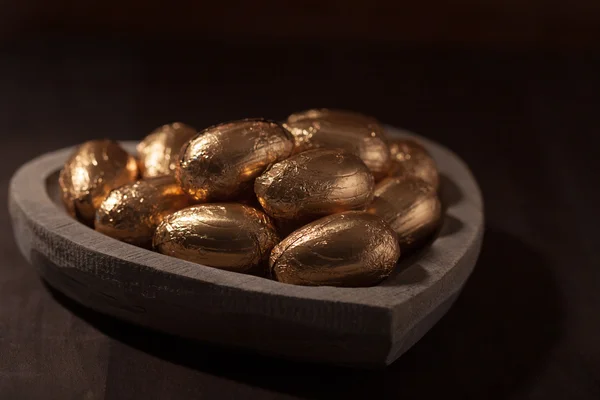 Σοκολατένια αυγά μίνι, τυλιγμένο σε φύλλο χρυσού — Φωτογραφία Αρχείου