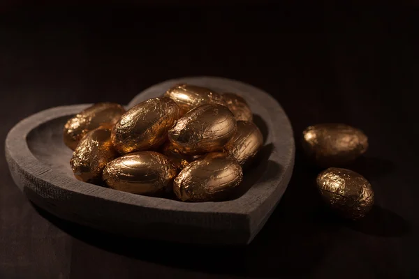 Mini huevos de chocolate, envueltos en papel de oro —  Fotos de Stock
