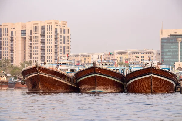 Barcos tradicionales de madera, el arroyo Dubai . — Foto de Stock