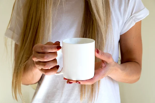 Kadın kupa kahve holding, hisse senedi mockup fotoğraf haberi — Stok fotoğraf