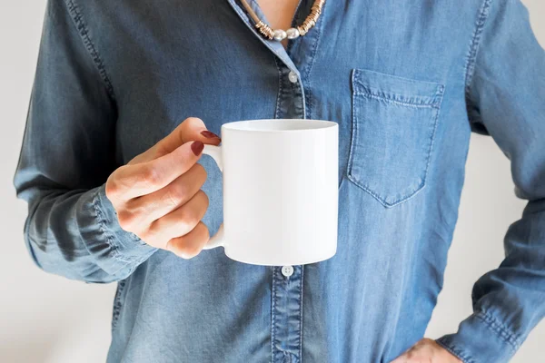 Feminino segurando uma caneca de café, estilo estoque mockup fotografia — Fotografia de Stock