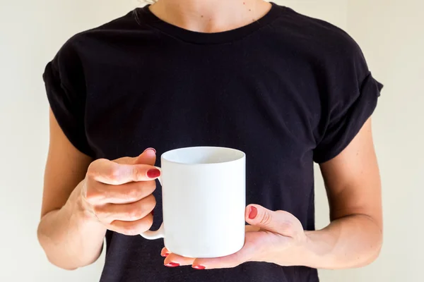 Perempuan memegang cangkir kopi, bergaya saham mockup fotografi — Stok Foto