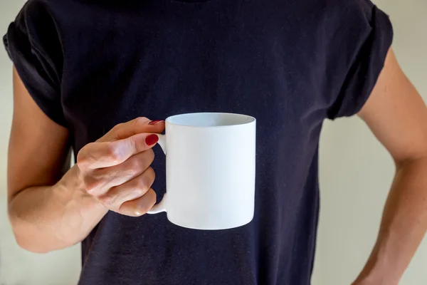 Жінка тримає кавовий кухоль, стилізована макетна фотографія — стокове фото