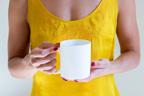 Θηλυκό κρατώντας μια κούπα καφέ, στυλ φωτογραφία απόθεμα mockup — Φωτογραφία Αρχείου
