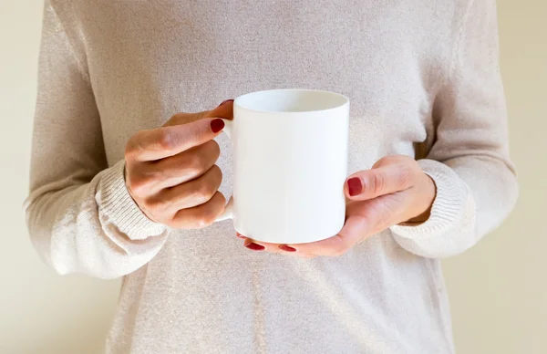 Weibchen mit Kaffeebecher, gestylte Aktienattrappe — Stockfoto