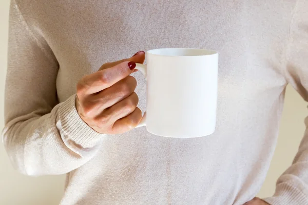 Жінка тримає кавовий кухоль, стилізована макетна фотографія — стокове фото