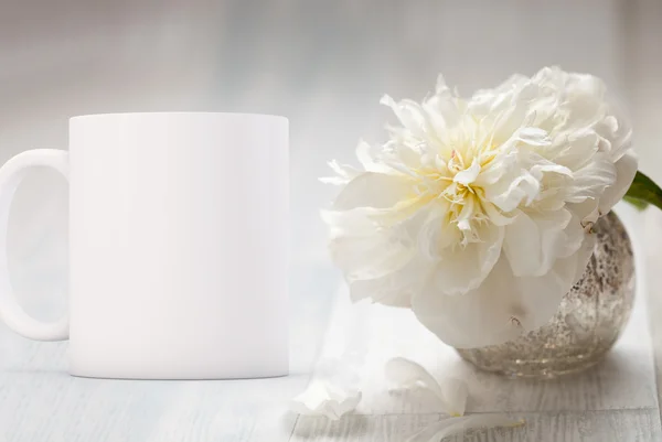 Caneca de café em branco branco pronto para o seu design personalizado / citação . — Fotografia de Stock