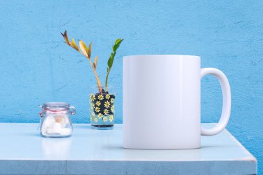 Beyaz boş kahve kupa özel tasarım/alıntı için hazır.