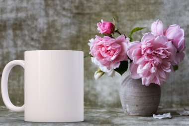 Beyaz boş kahve kupa özel tasarım/alıntı için hazır.