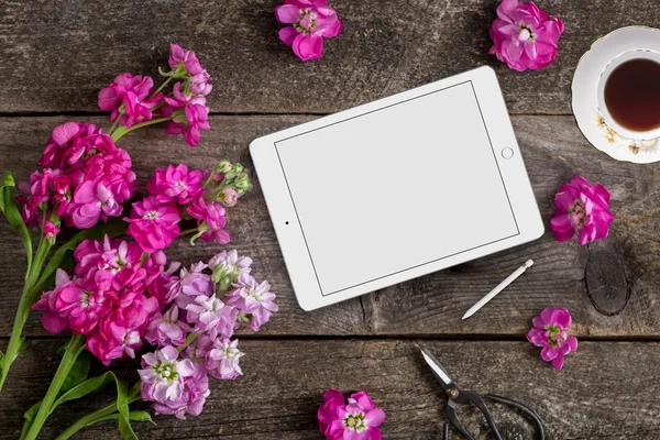 Alay flatlay stok fotoğraf bir el boyalı arka plan, iş, sosyal medya, ya da blog mesaj veya tasarım, yere tablet cihaz kullanarak tarz yaşam tarzı blogcular için mükemmel bir