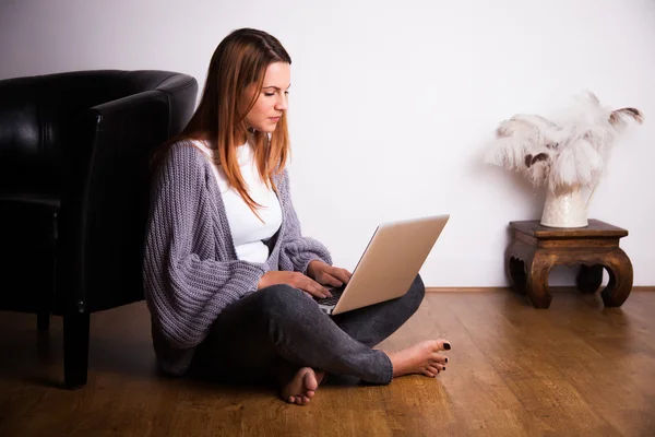 Working on laptop — Stock Photo, Image