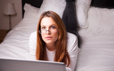 genç kadın yatağında laptop arıyorum