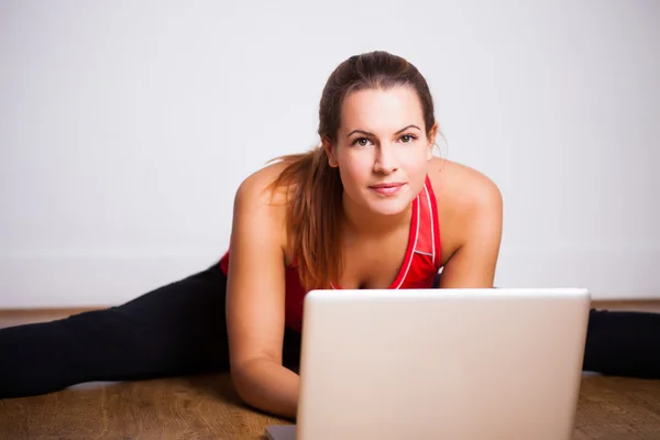 Young woman using her laptop — Stock Photo, Image