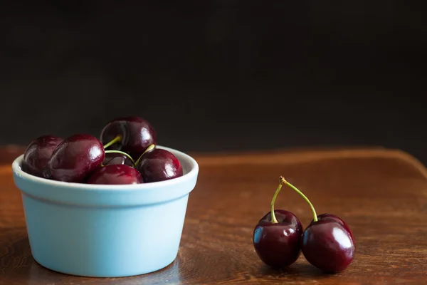 Cerezas en un tazón — Foto de Stock