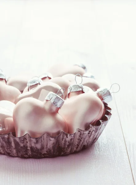 Pembe Kalp Noel baubles şeklinde — Stok fotoğraf
