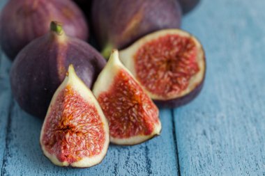 Bütün ve dilimlenmiş incir