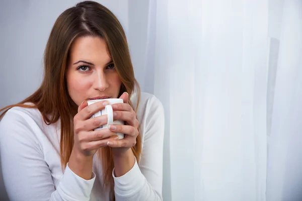 Vrouw met een drankje — Stockfoto