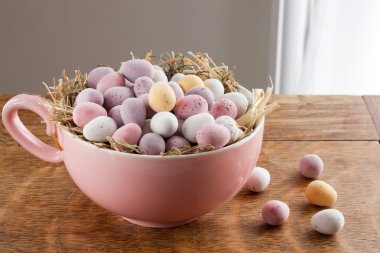 Bir kupa mini çikolata yumurta