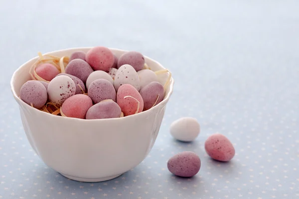 Mini-Eier aus Schokolade in einer Schüssel — Stockfoto