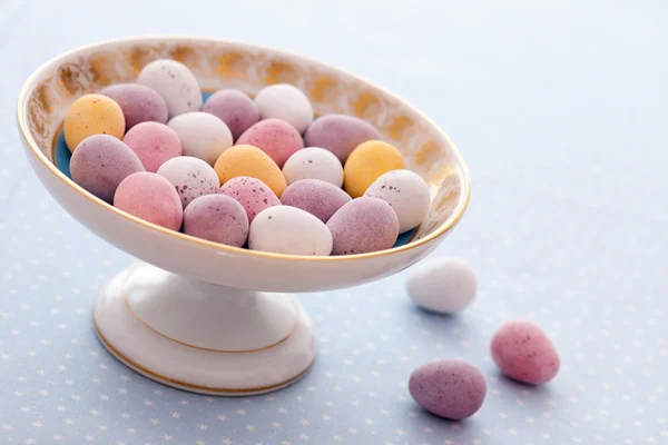 Mini œufs au chocolat dans un bol — Photo